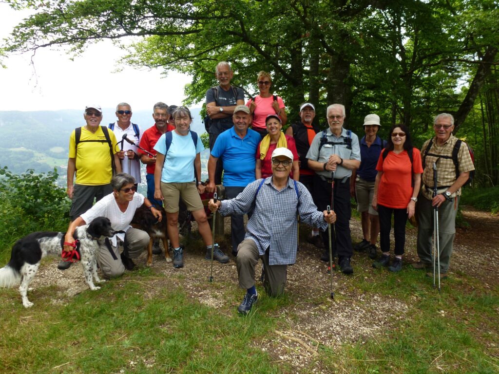 18 unternehmungslustige Wandererinnen und Wanderer unterwegs auf dem Albwanderweg HW1 von Onstmettingen/Stich nach Laufen