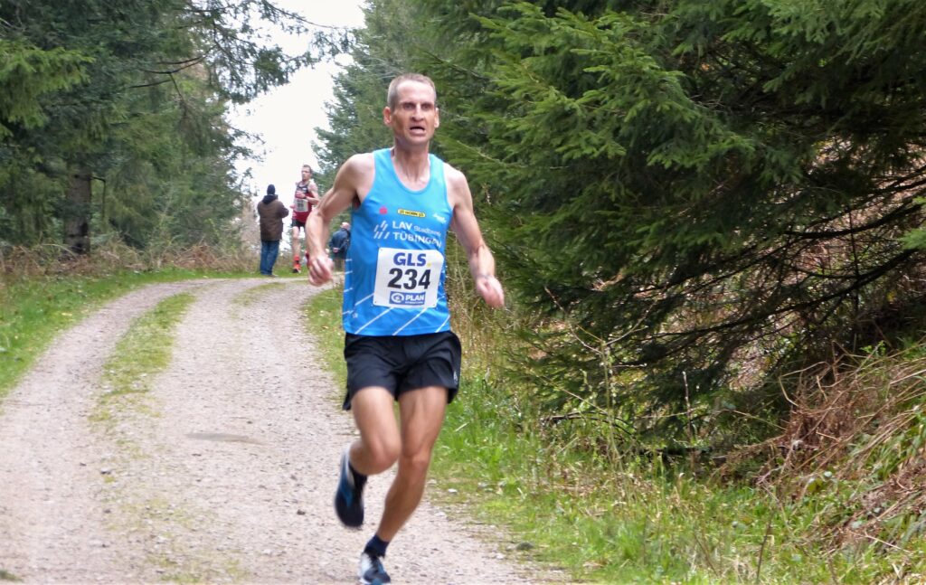 Sascha Chwalek kurz vor dem Ziel vor Jens Ziganke